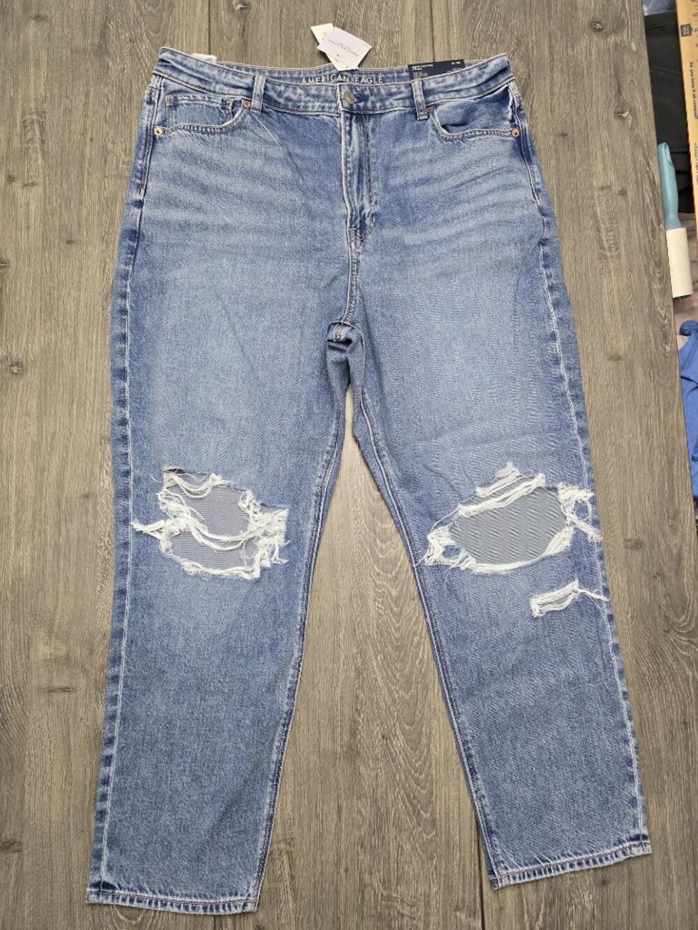 NWT American Eagle Strigid Ripped Mom Jeans - Size 16 Short